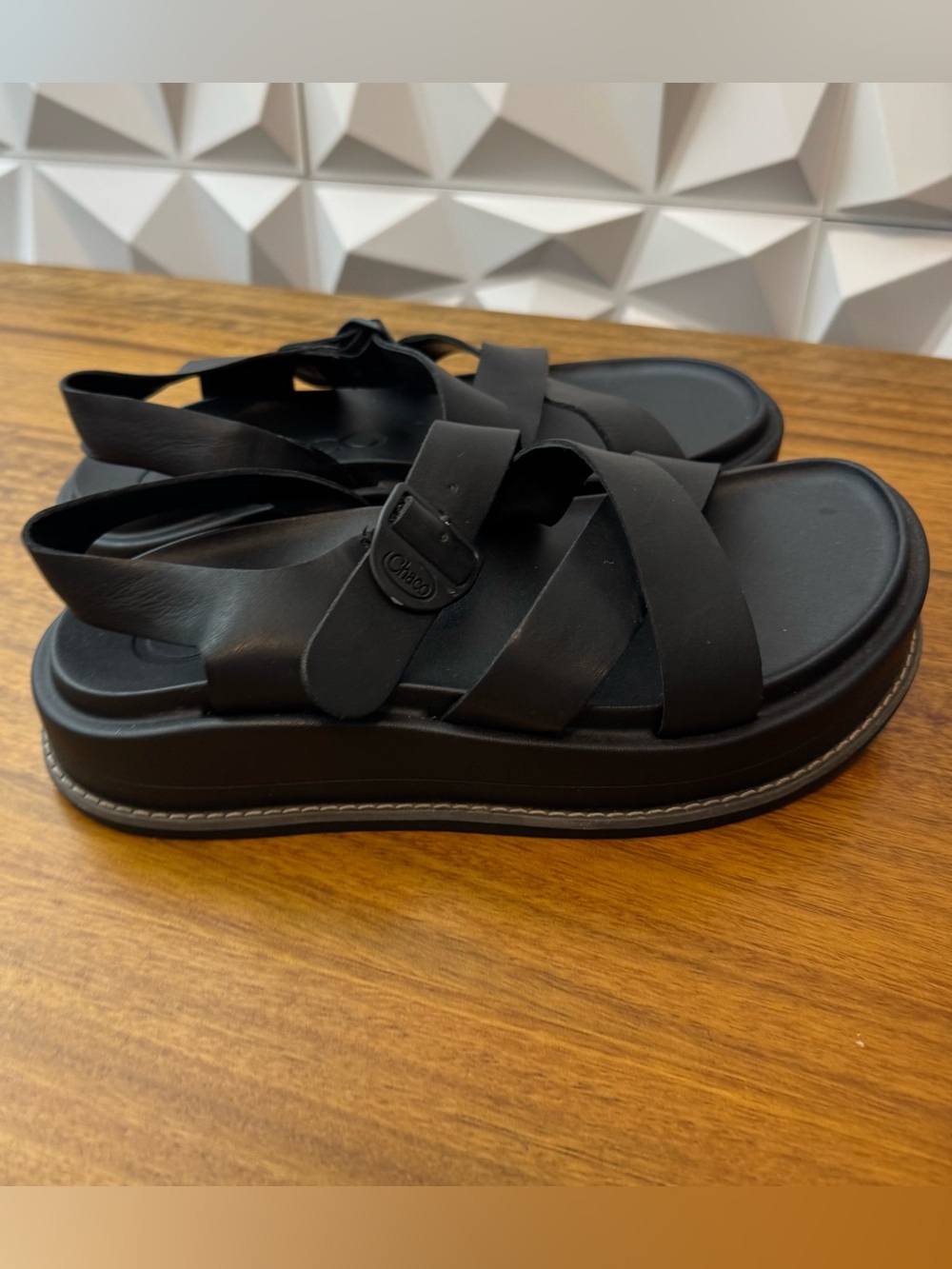Chaco Women's Townes sandals Black Cross-Strap  SIZE 6